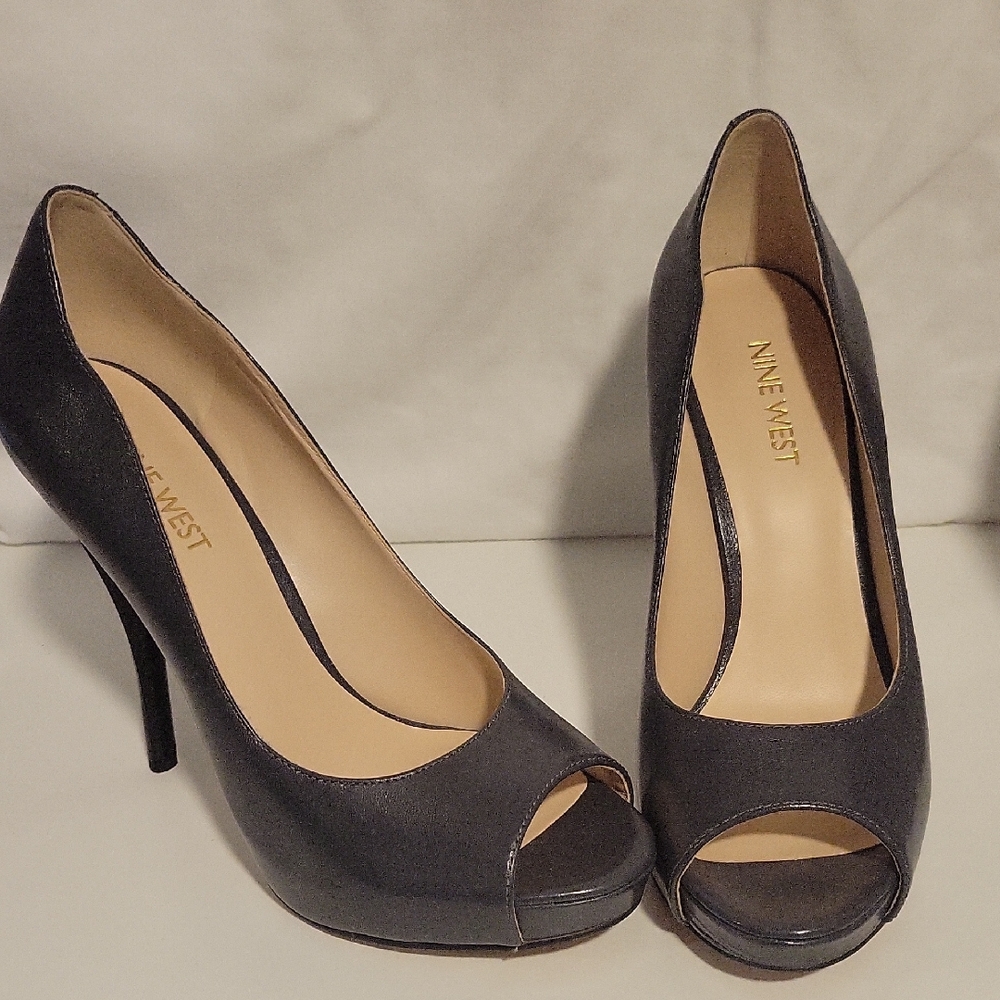 Nine West Elegant Dark Green Peep Toe Heels Used